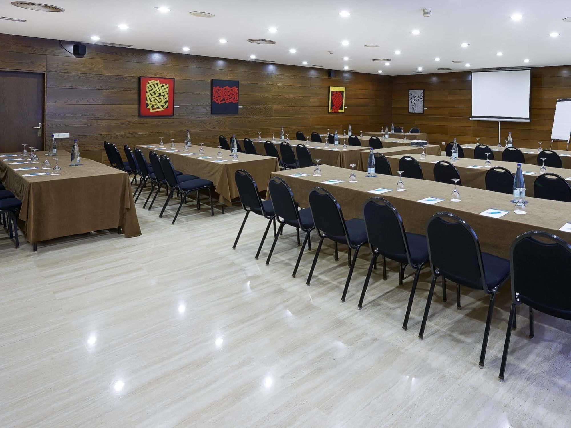 Up Rooms Vic Hotel Zewnętrze zdjęcie